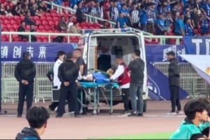 记者：韩佳奇被救护车送往医院进一步检查，膝盖裹着厚厚的冰块