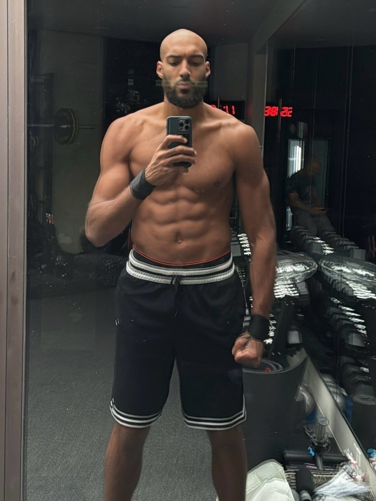 戈贝尔展示全新光头造型,前队友唐斯以法语幽默调侃:兄弟这是彻底秃了?