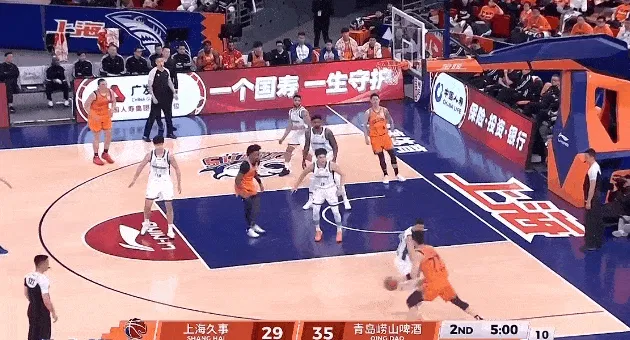 怀特塞德接球双手拉框暴扣,张镇麟对抗后撤步跳投命中