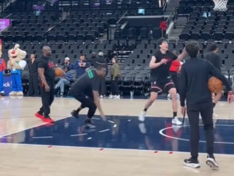 九游官网登录-身体对抗有提升?杨瀚森赛前热身时撞倒黑人助教